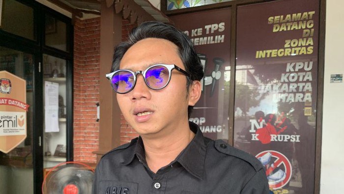 Pelaksana Tugas (Plt) Ketua KPU Kota Jakarta Utara Abie Maharullah Madugiri saat diwawancarai di Kantor KPU Jakarta Utara pada Rabu (14/2/2024)