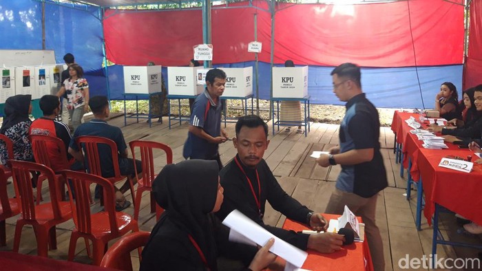 Pelaksanaan coblosan di TPS 12, Dukuh Plumutan, Desa Salakan, Kecamatan Teras, Kabupaten Boyolali masih berlangsung hingga sore hari.