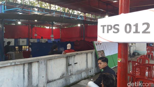 Pelaksanaan coblosan di TPS 12, Dukuh Plumutan, Desa Salakan, Kecamatan Teras, Kabupaten Boyolali masih berlangsung hingga sore hari.