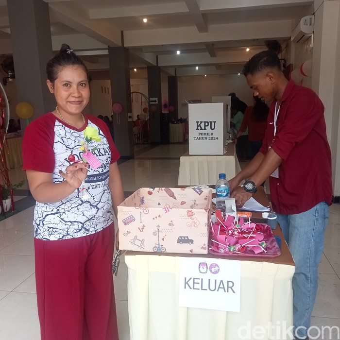 Pemilih di TPS 004, Kelurahan Pohon Bao, Kecamatan Larantuka, NTT, diberikan bunga  dan permen usai nyoblos, Rabu (14/2/2024). (Arnoduls Yurgo/detikBali)