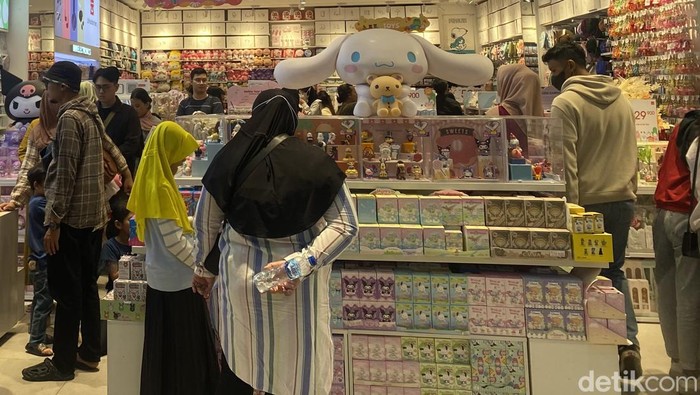 Pengunjung berburu promo Pemilu di Ambarrukmo Plaza, Jogja, Rabu (14/2/2024).