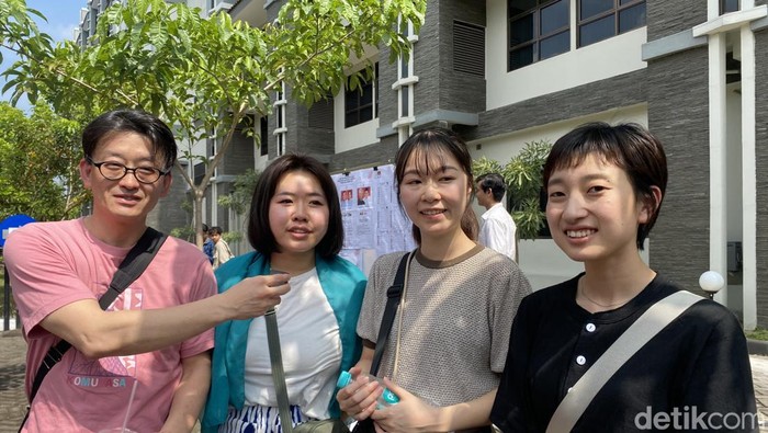 Mahasiswa Jepang melakukan observasi Pemilu di TPS Khusus UGM, Rabu (14/2/2024).