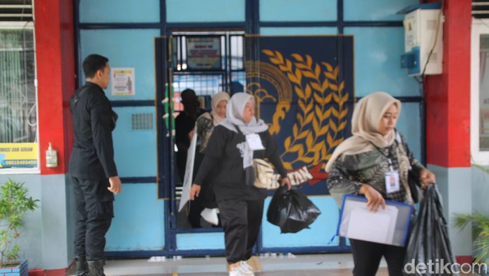 Kondisi surat suara yang dibungkus plastik di TPS 901 di Rutan Kelas IIB Blora, Rabu (14/2/2024).