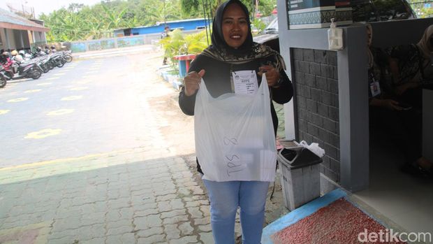 Kondisi surat suara yang dibungkus plastik di TPS 901 di Rutan Kelas IIB Blora, Rabu (14/2/2024).