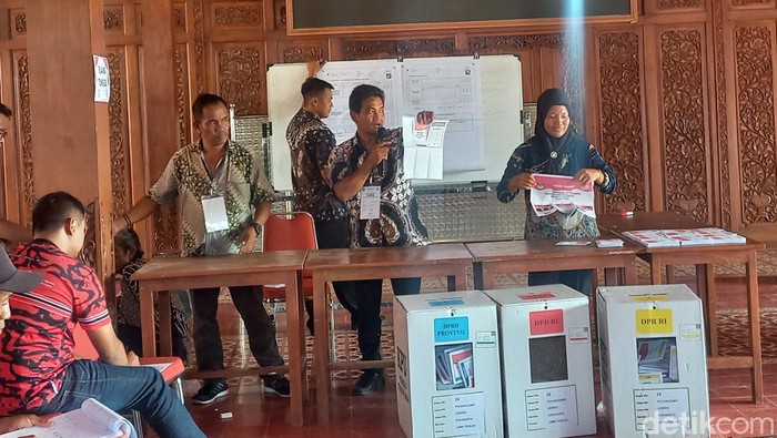 Penghitungan surat suara Pilpres di TPS 24 Pucangsawit, Kecamatan Banjarsari, Kota Solo, Rabu (14/2/2024).