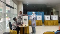 “Yang penting bisa menunaikan visi misi dengan baik, kebanyakan kadang udah kepilih terus visi misinya dilupain. Yang jelas janji-janjinya ditepati,” ucapnya kepada detikcom, salah seorang perawat RSCM bernama Diah Hermawati. Foto: Suci Risanti R