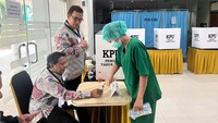 Tepat pada hari ini, Rabu (14/2), pemilihan umum (pemilu) 2024 dilaksanakan. Terdapat sejumlah tempat yang menjadi TPS, salah satunya di Rumah Sakit Dr Cipto Mangunkusumo (RSCM). Foto: Suci Risanti R