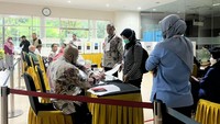 Di sisi lain, petugas KPPS, Andri, mengatakan RSCM menjadi tempat pemilihan khusus dan hanya untuk 235 orang yang sudah terdaftar. Untuk pasien yang dirawat di RSCM dan sudah terdaftar nantinya akan didatangkan ke ruang rawat pasien masing-masing untuk melakukan pencoblosan.  Foto: Suci Risanti R