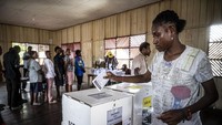 Warga memasukan surat suara Pemilu 2024 ke dalam kotak suara usai menggunakan hak pilihnya di Tempat Pemungutan Suara (TPS) 01 di Kampung Aswet, Distrik Agats, Kabupaten Asmat, Papua Selatan, Rabu (14/2/2024).