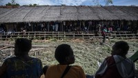 Warga antre untuk menggunakan hak pilihnya di depan Tempat Pemungutan Suara (TPS) 03 04 05 di Rumah Jew atau Rumah Bujang Kampung Aswet, Distrik Agats, Kabupaten Asmat, Papua Selatan, Rabu (14/2/2024).