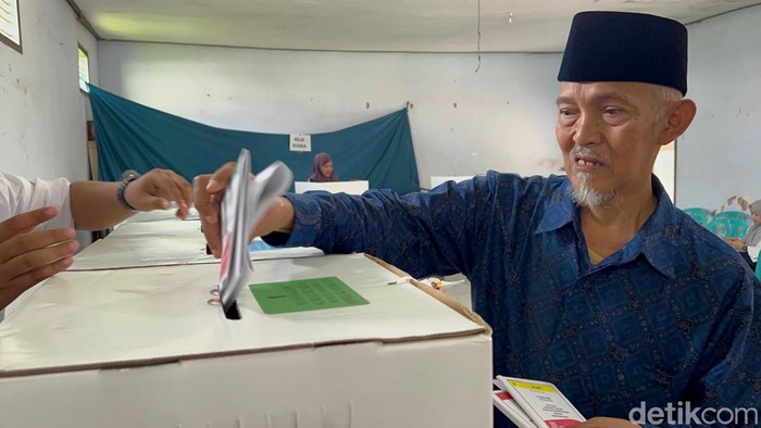 Pemungutan suara di TPS Khusus Ponpes Lirboyo, Kediri.