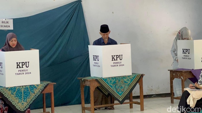 Pemungutan suara di TPS Khusus Ponpes Lirboyo, Kediri.