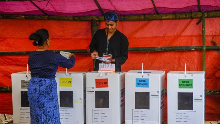 Foto kolase warga Suku Badui menunjukkan jarinya yang telah tercelup tinta usai mencoblos surat suata Pemilu 2024 di Desa Kenekes, Lebak, Banten, Selasa (13/2/2024). Warga Suku Badui dengan jumlah daftar pemilih tetap (DPT) 6.078 orang mengikuti pemungutan suara Pemilu 2024 di 27 TPS di Badui. ANTARA FOTO/Muhammad Bagus Khoirunas/tom. *** Local Caption *** Sebanyak