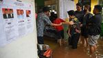 Warga Jelambar Ini Tetap Antusias Nyoblos Meski TPS Kebanjiran