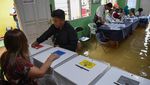 Warga Jelambar Ini Tetap Antusias Nyoblos Meski TPS Kebanjiran
