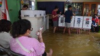 TPS tersebut tetap melaksanakan pesta demokrasi lima tahunan untuk memilih presiden dan wakil presiden, DPR, DPRD Provinsi, DPRD Kabupaten/Kota serta DPD meskipun banjir.