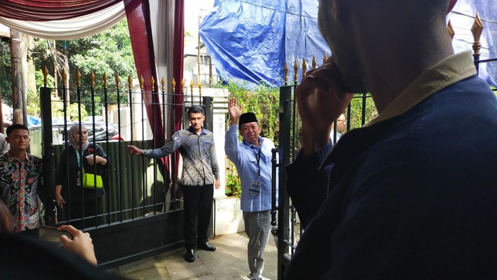 Pendukung Prabowo di kediaman Prabowo, Kertanegara, Jakarta Selatan, Rabu (14/2/2024).