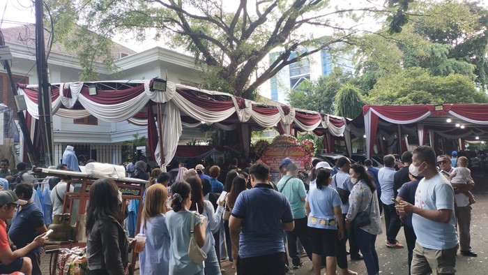 Capres nomor urut 2 Prabowo Subianto mendatangi kediamannya di Kertanegara, Jakarta Selatan, usai pencoblosan Pemilu 2024. Pendukung terlihat mulai berdatangan ke rumah Prabowo, Rabu (14/2/2024).