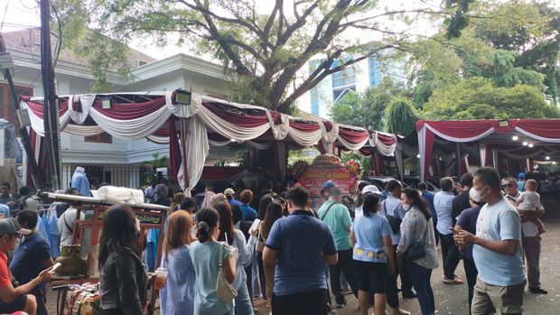 Pendukung padati rumah Prabowo Subianto di Jalan Kertanegara, Jakarta Selatan.