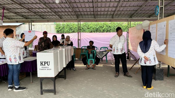 Penghitungan suara di TPS 25 Denanyar, kampung halaman Cak Imin di Jombang