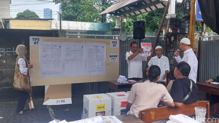 Penghitungan suara di TPS 47 tempat Ketum Golkar Airlangga nyoblos, 14 Februari 2024. (Muchamad Sholihin/detikcom)