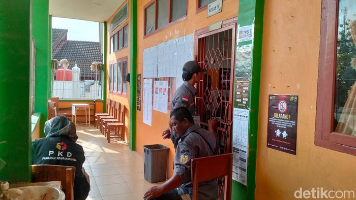 Penghitungan suara di TPS tempat Ketua TKD Prabowo-Gibran Aceh Muzakir Manaf dilakukan tertutup. (Tim detikSumut)