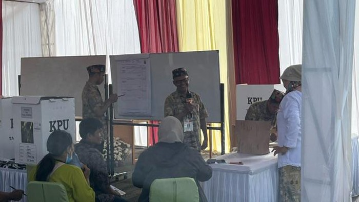 Penghitungan surat suara di Tempat Pemungutan Suara (TPS) tempat Presiden Joko Widodo (Jokowi)