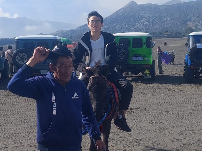 pengunjung gunung bromo saat pemilu bertepatan hari valentine 2024