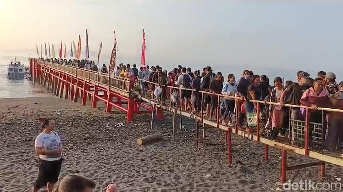 Penumpukan penumpang di Pelabuhan Kampung Kusamba Klungkung menuju Nusa Penida, Rabu, (14/2/2024). (Putu Krista/detikBali)