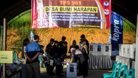 Petugas Kelompok Penyelenggara Pemungutan Suara (KPPS) melakukan persiapan pemungutan suara untuk pekerja Ibu Kota Nusantara (IKN) di tempat pemungutan suara (TPS) khusus di rest area Bumi Harapan, Kabupaten Penajam Paser Utara, Kalimantan Timur, Rabu (14/2/2024).