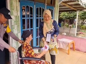 Anggota Satlantas Polres Pelalawan Jemput Lansia Stroke untuk Nyoblos