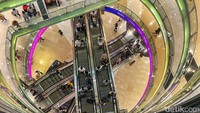 Pusat perbelanjaan itu dipadati pengunjung karena menggelar Pesta Diskon Anti Golput  