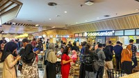 Warga mengantre untuk berburu diskon di salah satu restoran.  