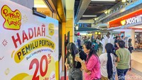 Beberapa restoran di pusat perbelanjaan itu memberikan diskon menarik bagi pengunjung.  