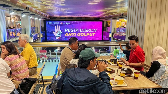 Pesta Diskon Anti Golput Diserbu Pengunjung Salah satu pusat perbelanjaan di Jakarta menggelar program 'Pesta Diskon Anti Golput', Rabu (14/2/2024). Program ini untuk menekan angka pemilih golput.