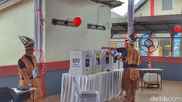 Petugas di Lapas Jelekong pakai baju adat saat pandu napi nyoblos
