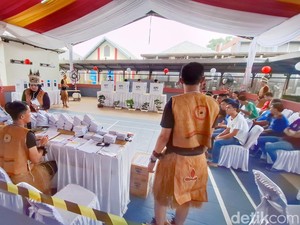 Kala Napi Lapas Jelekong Nyoblos Dipandu Petugas Berpakaian Adat