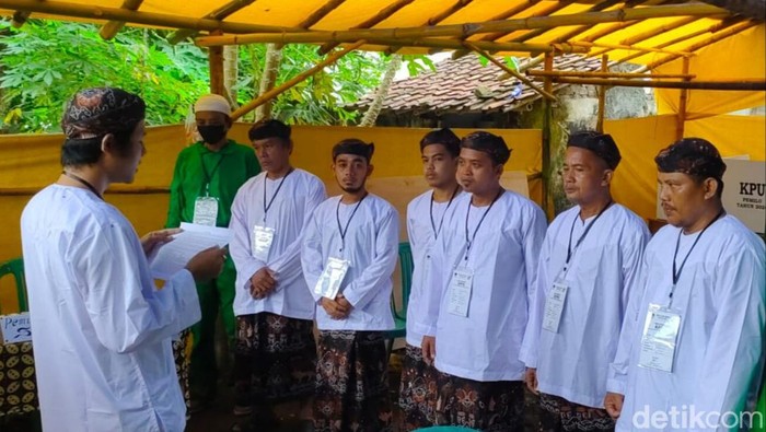 Petugas KPPS di Kampung Benda Kerep, Kota Cirebon, kompak gunakan iket kepala Kiai Masud