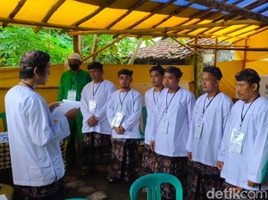 Gaya Petugas KPPS Kampung Benda Kerep Pakai Iket Kepala Kiai MasUd