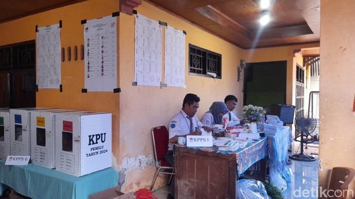 Petugas KPPS di TPS 41 Bonto Duri, Makassar, mengenakan seragam SMA.