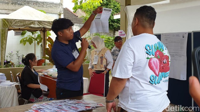 Petugas KPPS melakukan penghitungan surat suara di TPS 34 tempat Bobby Nasution mencoblos (Foto: Nizar Aldi/detikSumut)