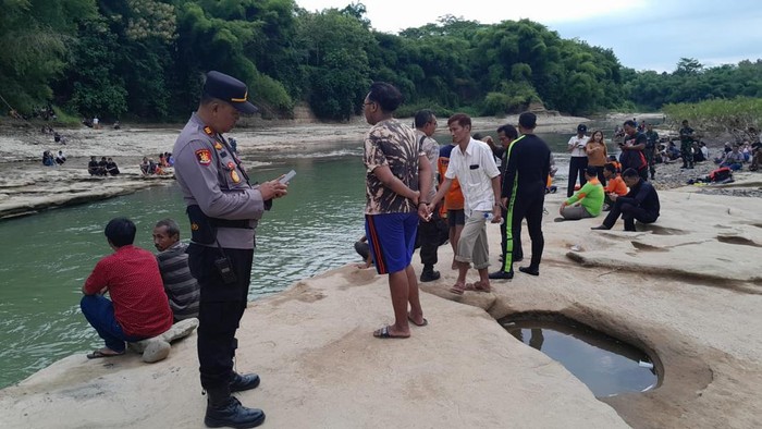 Petugas melakukan pencarian korban tenggelam di Sungai Bogowonto, Kelurahan Pangenrejo, Kecamatan Purworejo, Rabu (14/2/2024) sore.