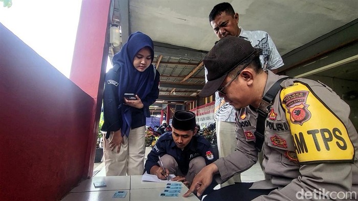 Petugas PPK Kecamatan dan PPS Desa didampingi personel kepolisian mendatangi Panti AWA mengecek pemilih di panti tersebut