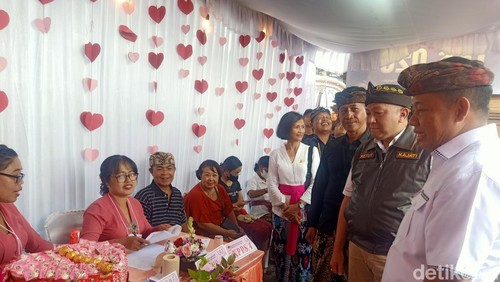 Pj Gubernur Bali Sang Made Mahendra Jaya mengunjungi TPS 26, Banjar Tunjung Sari, Desa Peguyangan Kangin, Denpasar Utara, Bali saat Rabu (14/2/2024).