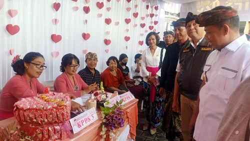 Penjabat (Pj) Gubernur Bali Sang Made Mahendra Jaya saat meninjau TPS 26, Banjar Tunjung Sari, Desa Peguyangan Kangin, Denpasar Utara, Bali, Rabu (14/2/2024).