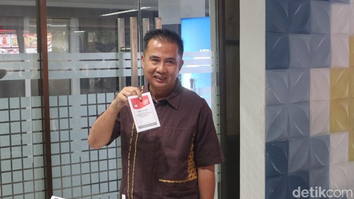 Pj Gubernur Jabar Bey Machmudin usai menggunakan hak suara di TPS 15 Kelurahan Kacapiring, Kecamatan Batununggal, Kota Bandung, Rabu (14/2/2024).