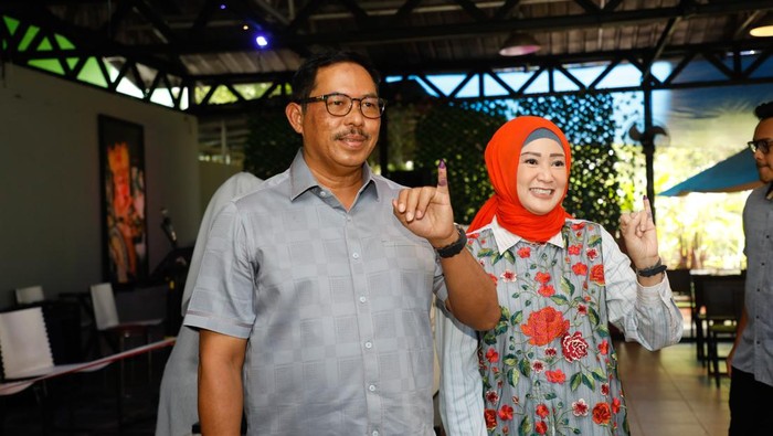 Pj Gubernur Jateng Nana Sudjana dan istrinya mencoblos di Semarang, Rabu (14/2/2024).