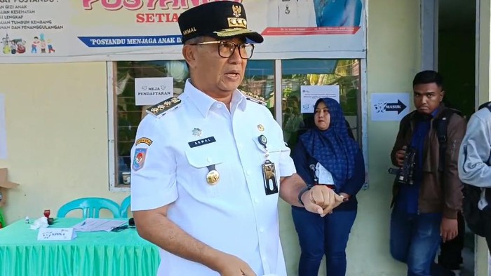 PJ Gubernur Kaltim Akmal Malik saat berada di TPS 006 di Samarinda.