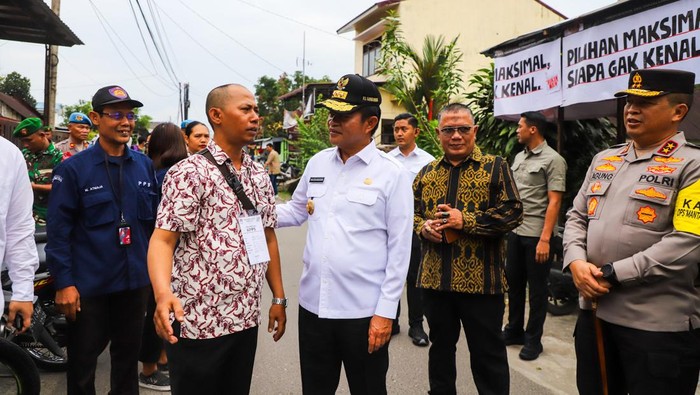 Pj Gubernur Sumut saat meninjau TPS di Kota Medan.