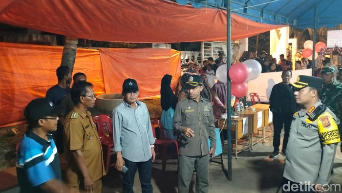 Pj Wali Kota Banda Aceh Amiruddin mengecek persiapan TPS menjelang pencoblosan. (Agus Setyadi/detikSumut)
